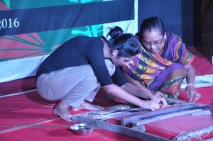 Weaving Madurkathi with the artists                           